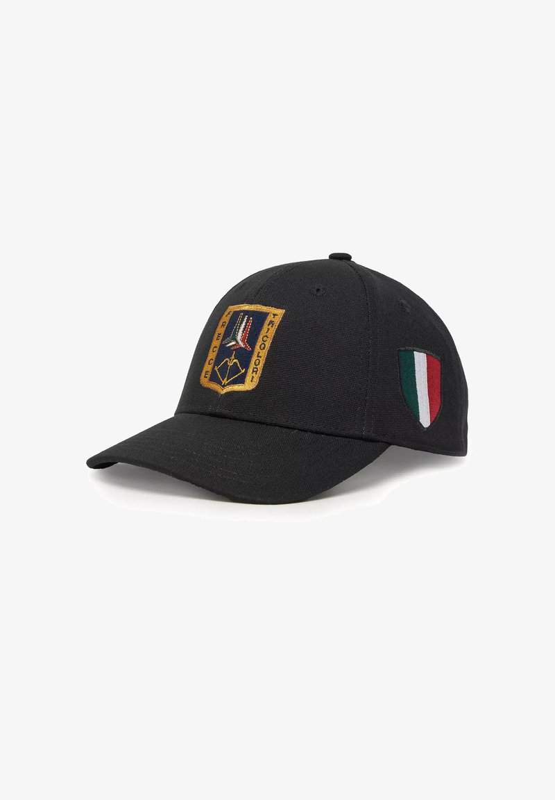 Cappellino da baseball nero con un distintivo ricamato in oro e accenti multicolori, e una piccola toppa della bandiera italiana sul lato. Materiale in cotone.
