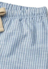 Ljust blå shorts med tunna vita ränder, en elastisk midja och en beige knytband. Slät textur med en avslappnad design.