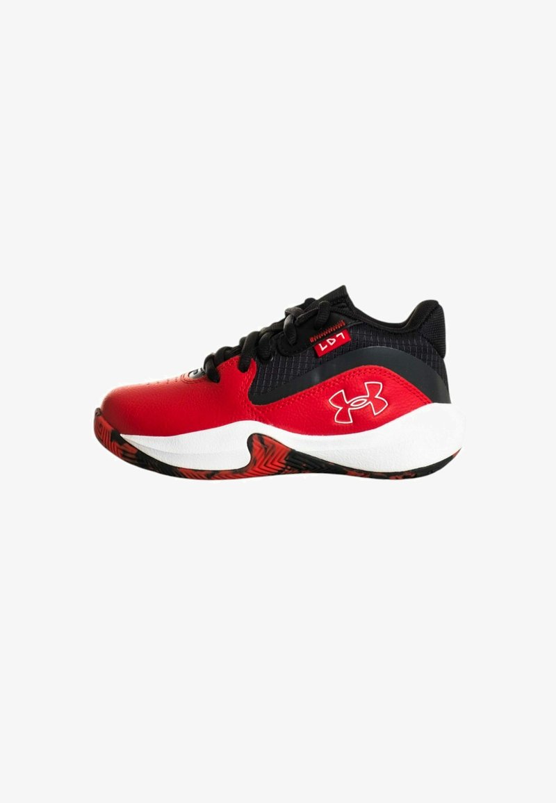 Zapatillas deportivas rojas y negras con parte superior de sintético, puntera redonda, detalles texturizados y una entresuela blanca que presenta una suela exterior negra con patrón.