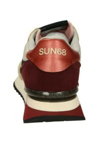 Tenisky s červeným saténem a bordó semišovou patou, béžovým síťovinovým svrškem, černými detaily a bílou podrážkou s tečkovaným vzorem. Logo "SUN68" v bílé barvě.