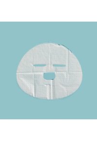 Fugtgivende arkmaske, hvid, rund form med udskæringer til øjne og mund, tekstureret med små prikker, let reflekterende overflade.