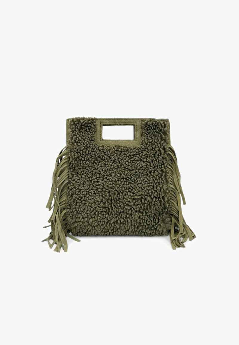 Sac à main vert texturé avec un extérieur duveteux, présentant une forme structurée et des pompons sur les côtés. Découpe pour la poignée en haut pour un transport facile.