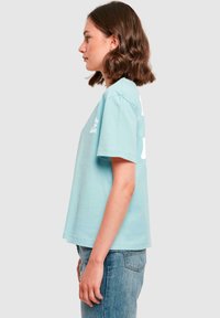 Mister Tee DREAMS OVER REALITY - T-shirts med print - oceanblue