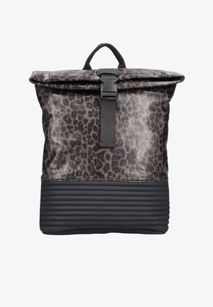 Sac à dos en imprimé léopard avec un haut roulé, une sangle noire et un fond noir texturé. Fabriqué en matériaux synthétiques, il possède une fermeture à boucle.