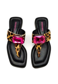 Chanclas estampadas de leopardo con acentos de gemas rosas, suela de cuero sintético negro, forma cuadrada y doble correa para mayor soporte.