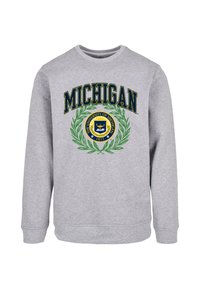 Szürke pulóver hosszú ujjal, amelyen kék "MICHIGAN" felirat és egy kör alakú egyetemi pecsét laurel díszítéssel található.
