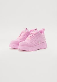 Sneakers rosa con tomaia in tessuto testurizzato, dotati di suole spesse e chunky e lacci a contrasto. Punta rotonda e linguetta sul tallone.