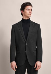 Charcoalgrauer Blazer mit strukturiertem Finish, einreihigem Design, zwei Knöpfen, Reverskragen und einer Fronttasche.