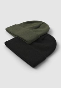 Dwa beanie: jeden oliwkowy i jeden czarny. Oba są miękko dziane, mają złożony brzeg i gładką teksturę bez widocznych wzorów.