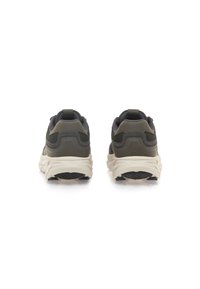 Zapatillas oscuras verdes y negras con una parte superior de malla texturizada, entresuela crema y suela de goma. Cuello y lengüeta acolchados para mayor soporte.