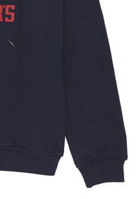 Felpa blu navy con polsini e orlo a costine, caratterizzata da un logo stampato in rosso. Tessuto morbido, con un design leggermente aderente.