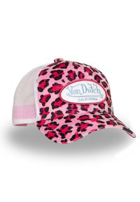 Gorra de piel de leopardo rosa hecha de tela suave con una parte trasera de malla. Presenta un parche ovalado prominente con el texto "Von Dutch California."