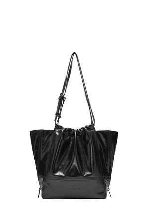 Sac fourre-tout noir avec un extérieur brillant ressemblant à du cuir, un haut froncé et une bandoulière réglable. Il a une forme structurée et des zippers sur les côtés.