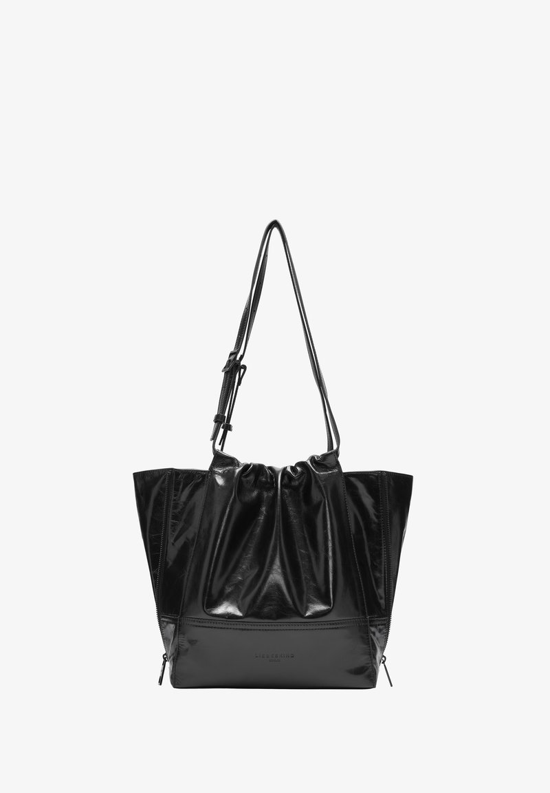 Schwarze Tote-Tasche mit schimmerndem, lederähnlichem Äußeren, gerafftem Oberteil und verstellbarem Schultergurt. Sie hat eine strukturierte Form und Seitenreißverschlüsse.