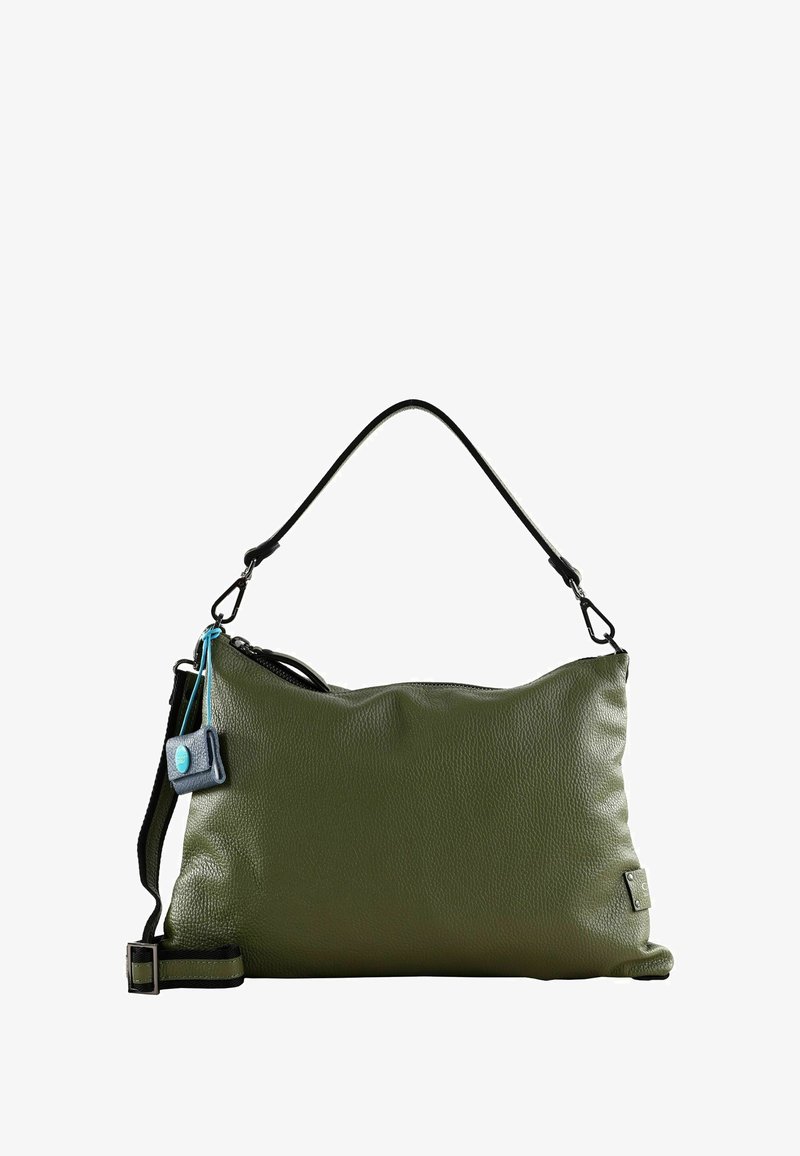 Sac à main en cuir vert avec texture grainée, fermeture éclair, bandoulière amovible et un petit accent en étiquette bleue.