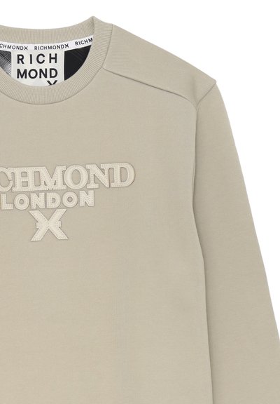 Felpa beige con collo a giro e logo ricamato "RICHMOND LONDON X" sul petto, etichetta del collo interna con marchio.
