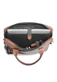 Sac à ordinateur portable en cuir marron avec un intérieur rembourré, doté d'une fermeture éclair, de compartiments pour les stylos et un carnet, et d'une poignée solide.
