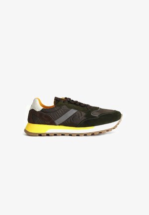 Sport sneakers med et blandet materialedesign med mørkegrønne, brune og gule accenter, tekstureret stof og en kraftig sål.