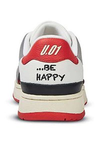 Sneaker con tomaia in pelle bianca, grigia e rossa, dotata di un logo "U.01" rialzato e della frase "...BE HAPPY" ricamata in nero sul tallone.