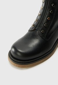 Chie Mihara TRISKA - Enkelkaarsjes - black