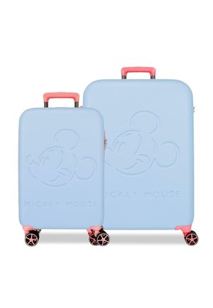 Dos maletas rígidas azul claro con asas y ruedas rosas, con relieve de la cara de Mickey Mouse y el texto "MICKEY MOUSE" en la parte frontal.
