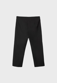 Pantalon noir raccourci à jambe droite, taille haute, sans poches visibles ni ornements sur un fond uni.