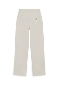 Pantalon droit blanc cassé avec poches plaquées arrière et petite étiquette logo rectangulaire sur la poche droite.