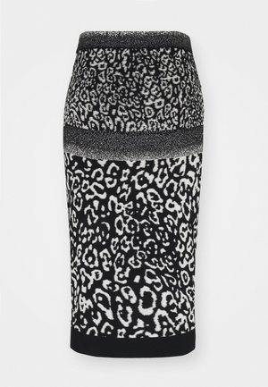 Jupe crayon à imprimé léopard noir et blanc avec une ceinture texturée et un ourlet noir uni, présentant une coupe ajustée et une longueur mi-mollet.