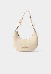 Bežna torba iz umetne usnjene površine s ukrivljeno silhueto, z zlatimi verižnimi detajli in embosiranim logotipom spredaj. Gladka tekstura po celotni površini.