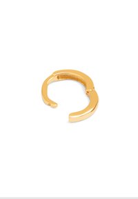 Anello in metallo dorato con design curvo e aperto. Superficie liscia con accenti senza giunture e finitura lucida. Nessuna decorazione.