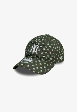 Casquette matelassée vert foncé avec un motif floral blanc, arborant un logo brodé blanc à l'avant et une visière courbée.