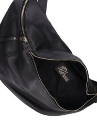 Borsa nera in pelle con finitura testurizzata, dotata di cerniere in metallo e di una morbida fodera in tessuto. L'interno include un'etichetta con dettagli del marchio.