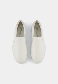 Weiße Slipper aus glattem Leder mit runder Spitze und einem dezenten beigefarbenen Akzent an der Ferse. Minimalistisches Design, flache Gummisohle.