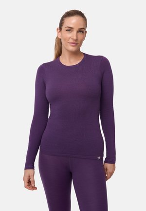 Paarse langarmtop gemaakt van een zachte, rekbare stof. Heeft een ronde halslijn en een slim fit, gecombineerd met bijpassende paarse legging.