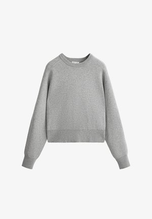 Siv pulover s krojem okroglega vratu in dolgimi raglan rokavi. Narejen iz mehkega materiala, z ribanim ovratnikom in robom. Lahka in sproščena zasnova.