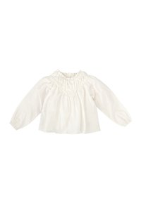 Blusa blanca de manga larga hecha de una tela ligera, con un cuello con volantes y rayas verticales texturizadas. Silueta holgada.