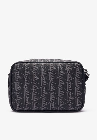 Sac rectangulaire noir avec un motif monogramme géométrique, présentant une surface texturée, une fermeture éclair et une bandoulière réglable.