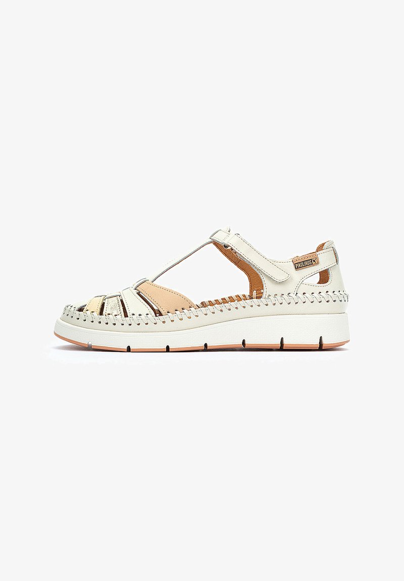 Sandali bianchi in pelle con design a ritaglio, dettagli in marrone e cuciture a contrasto. Punta rotonda, soletta imbottita e suola in gomma.