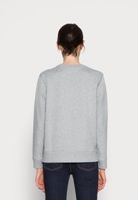 Grijze sweatshirt met een ronde halslijn, lange mouwen en geribbelde manchetten en zoom. Gladde stof, relaxed pasvorm en geen zichtbare patronen.