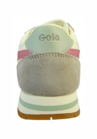 Sneaker w retro stylu Gola z szarym zamszowym obcasem, kremową siateczką u góry, różowym paskiem akcentującym i białą podeszwą z miętowymi detalami.