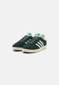 adidas Originals GAZELLE UNISEX - Sporta apavi - mineral green/off white/cream white
