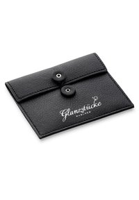 Borsetta in pelle nera con superficie texturizzata, dotata di due chiusure a scatto e del logo testuale bianco "Glanzstücke München" sul frontale.