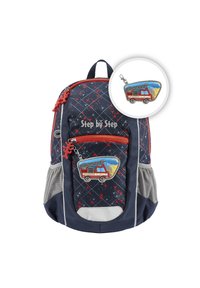 Marineblaue Tasche mit roten Akzenten, geometrischem Muster, Fronttasche mit einem Feuerwehrwagen-Patch, Netzseitentasche und gepolsterten Trägern.