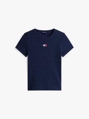 Tengerészkék, rövidujjú póló, pamutból készült, kis piros, fehér és kék hímzett logóval a mellkasán. Kerek nyakkivágás.