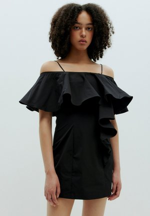 Zwarte off-shoulder jurk met gerimpelde mouwen, aansluitende lijfje en een gladde textuur. Bevat dunne bandjes en een knielange snit.