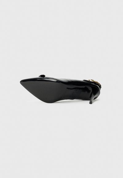 Chaussure à talon aiguille en cuir verni noir avec un bout pointu et un détail doré décoratif sur le côté. Fini lisse et brillant.