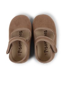 Zapatos para bebés de ante marrón con una textura suave, punta redonda y una correa para un ajuste seguro. El interior presenta un logo y el tamaño 18 impresos en marrón oscuro.