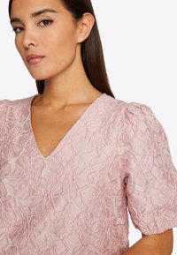 Rich & Royal V-NECK - Freizeitkleid - rose quartz