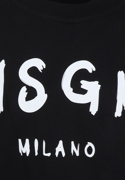 Maglietta nera a maniche corte con lettere bianche audaci che compongono "IS G" e "MILANO" in un design grafico, con una texture in cotone morbido.