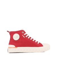 Sneaker alto rosso in tela con punta in gomma bianca, suola texturizzata e dettaglio del marchio sul lato. Presenta lacci bianchi e una linguetta.